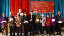 Hội NCT huyện Cư Jút tặng quà tết cho người cao tuổi có hoàn cảnh khó khăn