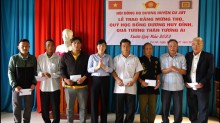 Hội đồng họ Dương tại huyện Cư Jút Chúc thọ, trao học bổng, tặng quà, cho các hộ có hoàn cảnh khó khăn nhân dịp Tết Quý Mão 2023