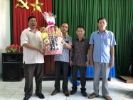 Huyện ủy thăm tặng quà các gia đình chính sách tại xã Nam Dong và Ea Pô