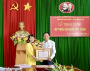 Đảng bộ Trung tâm y tế huyện tổ chức Lễ trao tặng Huy hiệu 30 năm tuổi Đảng
