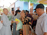 Chùa Phổ Chiếu, xã Tâm  tổ chức tặng quà cho các hộ nghèo