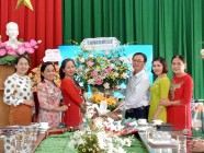 Đồng chí Vũ Văn Bính, Phó CT UBND huyện đã đi thăm và tặng hoa chúc mừng các cơ sở giáo dục trên địa bàn huyện