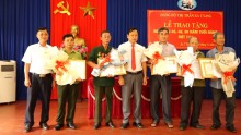 Đảng ủy Thị trấn Eatling: Tổ chức trao tặng huy hiệu 45 – 40 - 30 năm tuổi Đảng