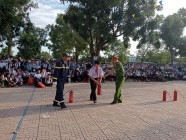 Chương trình thực hành chữa cháy tại Trường THCS Phạm Văn Đồng