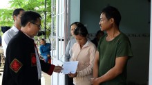 Phó CT UBND huyện Cư Jút Vũ Văn Bính trao tiền hỗ trợ cho gia đình có trẻ bị đuối nước ở thôn 12, xã Nam Dong