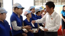 Ông Nguyễn Trường Giang, Phó Tổng thư ký, Phó Chủ nhiệm Ủy ban Pháp luật của Quốc Hội thăm tặng quà công nhân lao động có hoàn cảnh khó khăn Tết nguyên đán Giáp Thìn 2024 tại huyện Cư Jút