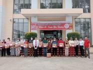 Ngân hàng NN&PTNT huyện Cư Jut tặng quà cho bà con nghèo