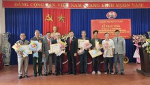Đảng bộ thị trấn Ea T’ling tổ chức trao tặng huy hiệu Đảng