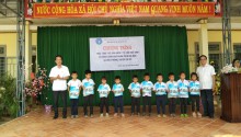 Trao tặng thẻ BHYT cho học sinh có hoàn cảnh khó khăn  tại xã Đăk Đrông