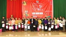 Đồng chí Lê Trọng Yên, TUV, Phó chủ tịch UBND tỉnh thăm, tặng quà cho các gia đình hộ nghèo tại huyện Cư Jút