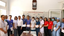 Lãnh đạo UBND huyện Cư Jút: thăm, chúc tết y, bác sĩ  và bệnh nhân đang điều trị tại Trung tâm Y tế huyện