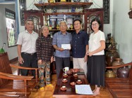 Phó Chủ tịch UBND huyện Vũ Văn Bính tặng quà gia đình chính sách tiêu biểu  ở xã Tâm Thắng