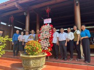Phó CT. UBND huyện Cư Jút Vũ Văn Bính thăm, tặng quà chúc mừng Đại lễ phật đản 2025