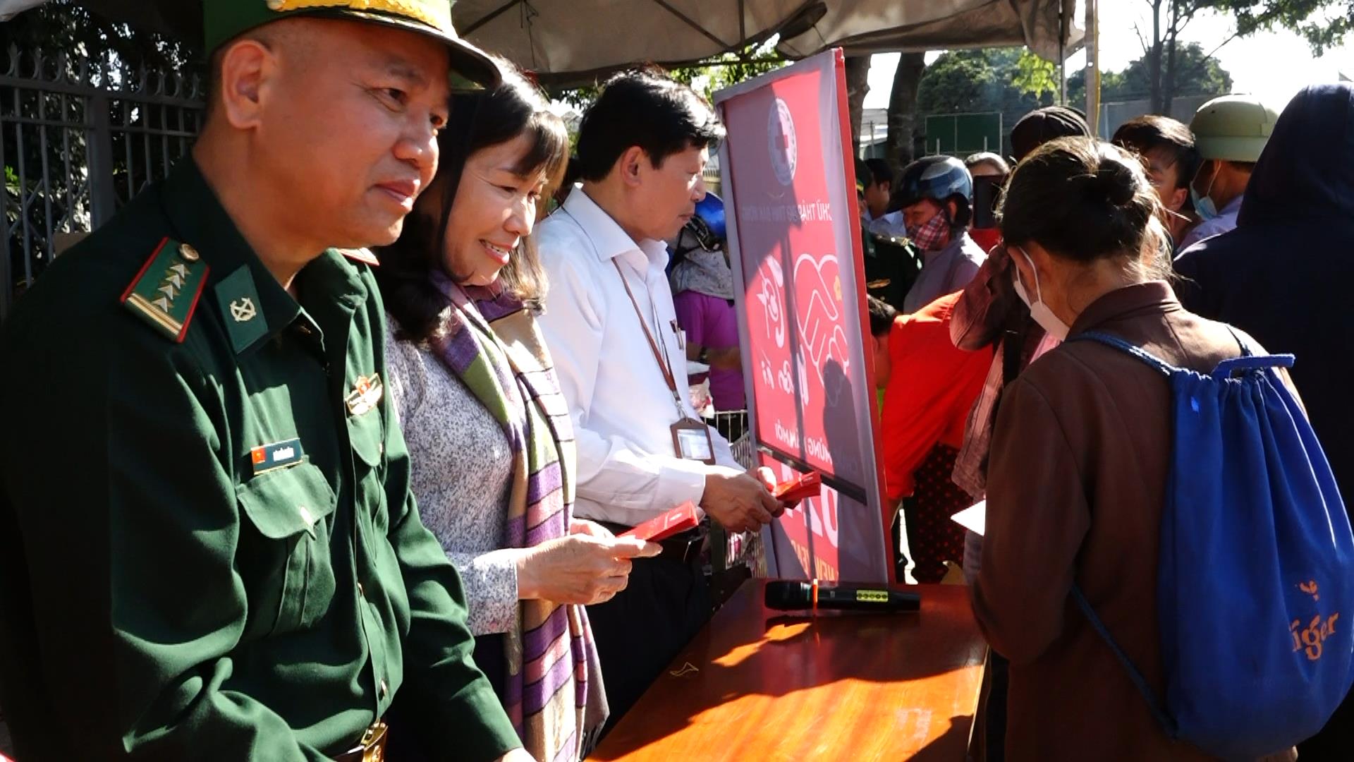 Các đồng chí lãnh đạo Tỉnh và huyện CưJút tặng quà đồng bào nghèo