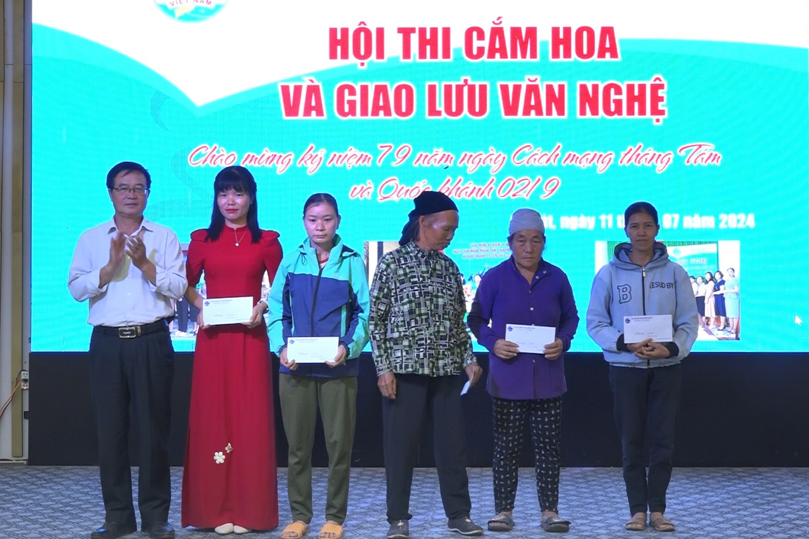 trao qua ho tro cho hoi vien ngheo co hoan canh kho khan tai huyen cu jut