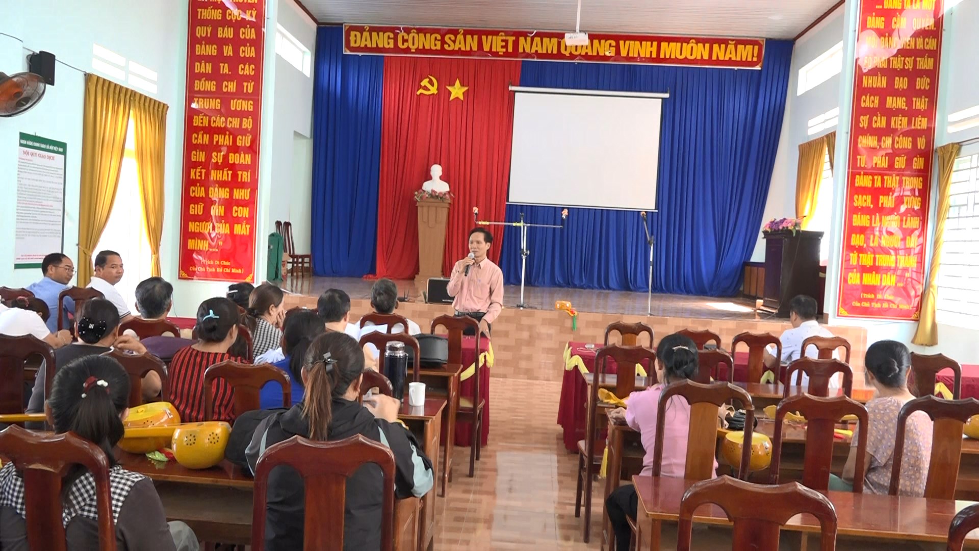 cac phong nghiep vu so vhttdl tinh ho tro cac nghe nhan tap luyen tai huyen cu jut