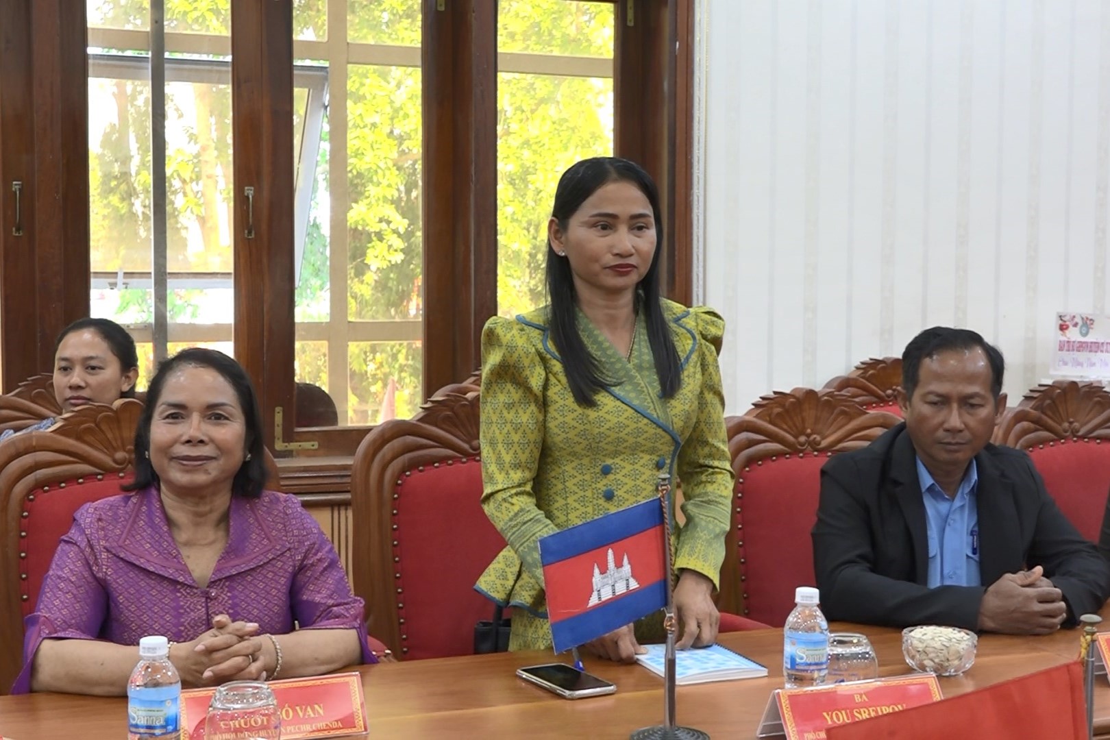 ba you sreipov pho chu tich huyen pechr chenda tinh mondulkiri vuong quoc campuchia da gui loi chuc mung tot dep nhat den can bo va nhan dan huyen cu jut