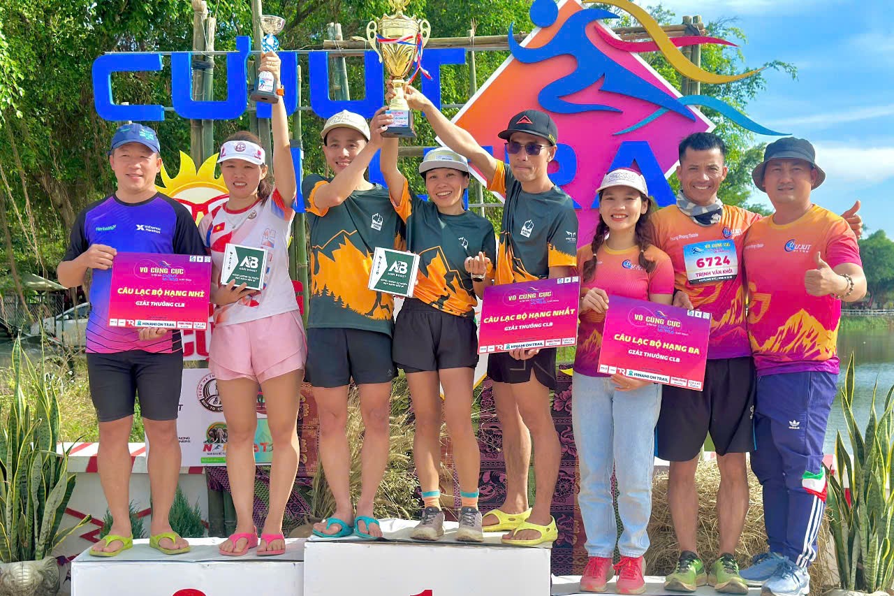 ban to chuc trao giai nhat dong doi cho cac clb runners